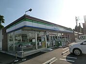 コンビニ「ファミリーマートまで910m」