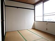 奥にある和室は隣のお部屋と接しないプライベートの空間です。