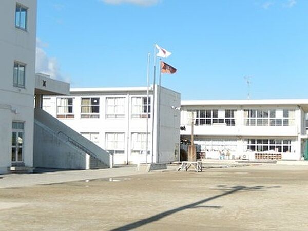 画像16:小学校「羽島市立中央小学校まで581m」