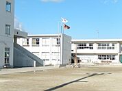 小学校「羽島市立中央小学校まで666m」