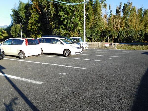 画像18:広々とした縦列駐車場があります。
