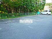 広い駐車場があります。