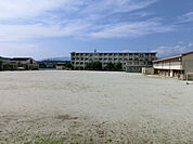 小学校「中津川市立西小学校まで3354m」