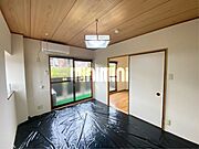 角部屋で出窓のある和室です