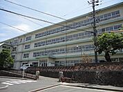 小学校「中津川市立東小学校まで2098m」