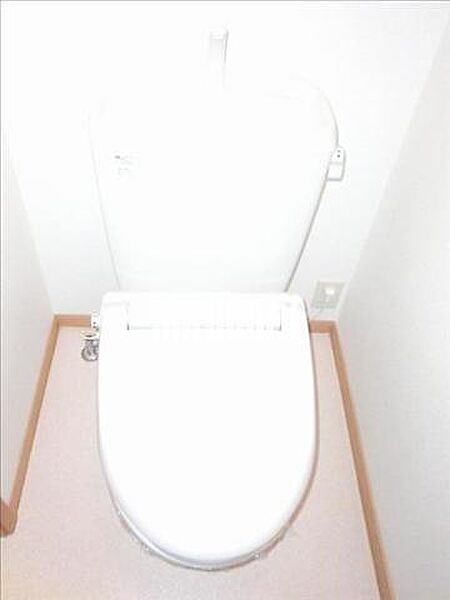 画像9:きれいな洋式トイレです。棚あります。
