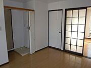 ウッディタイプの床でぬくもりがあるリビングです。