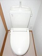 きれいな洋式トイレです。棚あります。