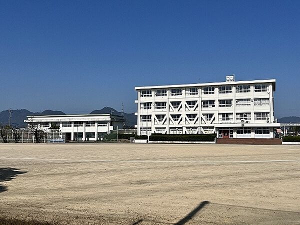 画像17:中学校「関市立下有知中学校まで1074m」