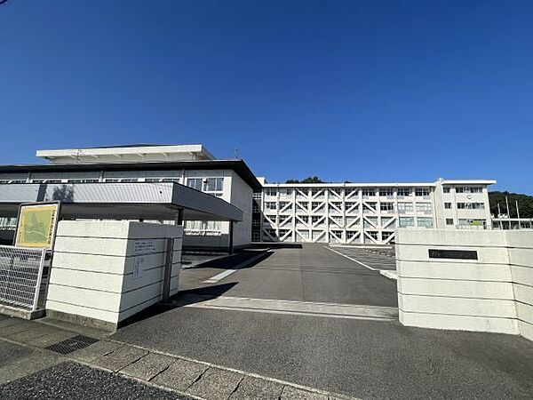 画像17:中学校「関市立緑ケ丘中学校まで2511m」