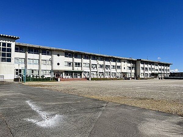 画像17:小学校「関市立瀬尻小学校まで1002m」