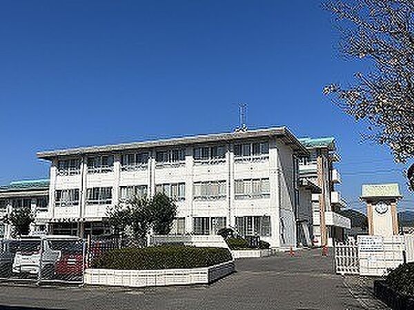 画像23:小学校「関市立金竜小学校まで1946m」