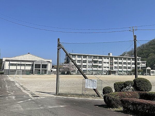 画像5:中学校「岐阜市立藍川中学校まで657m」