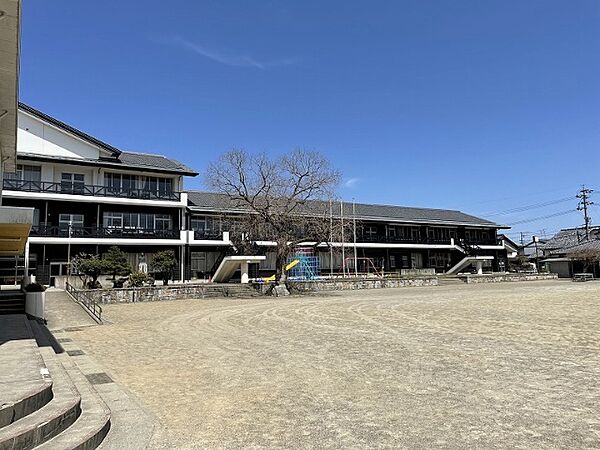 画像4:小学校「関市立安桜小学校まで1810m」