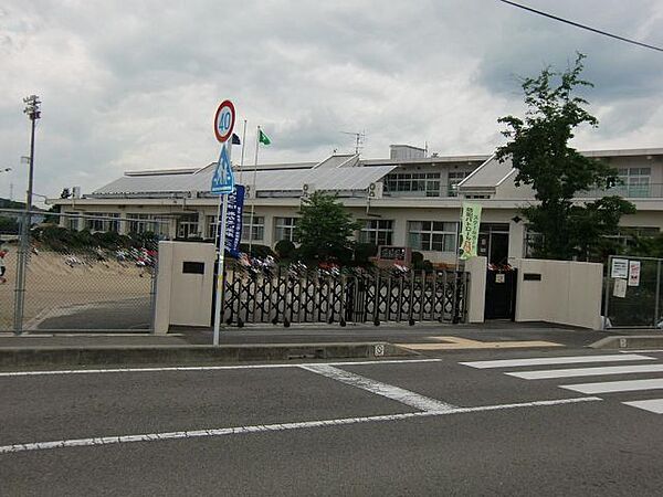 周辺：小学校「町立富加小学校まで760m」