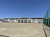 小学校「関市立富岡小学校まで1777m」
