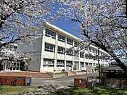 小学校「関市立桜ケ丘小学校まで601m」