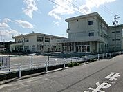 小学校「町立菰野小学校まで1100m」