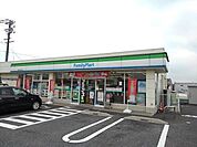 コンビニ「ファミリーマート四日市東富田店まで504m」