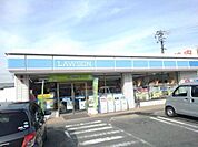 コンビニ「ローソン川越町豊田店まで585m」