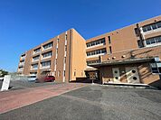 小学校「四日市市立富田小学校まで546m」