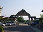 小学校「四日市市立富洲原小学校まで897m」