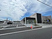 銀行「三十三銀行津南支店まで1936m」