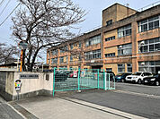 小学校「津市立一身田小学校まで1055m」