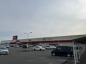 複合モール「ヤマナカアルテ・カーマ津新町店まで865m」