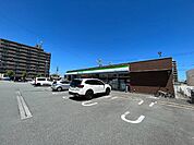 コンビニ「ファミリーマート津市ヨットハーバー店まで694m」