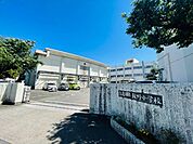 小学校「鈴鹿市立飯野小学校まで943m」