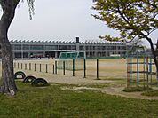 小学校「市立旭が丘小学校まで690m」