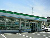 コンビニ「ファミリーマートまで490m」