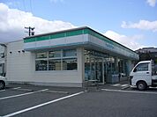 コンビニ「ファミリーマートまで790m」