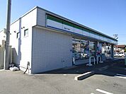 コンビニ「ファミリーマートまで90m」