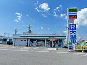コンビニ「ファミリーマート鈴鹿寺家五丁目店まで415m」