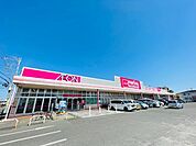 スーパー「マックスバリュ岡田店まで847m」