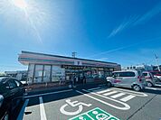 コンビニ「セブンイレブン鈴鹿岡田1丁目店まで322m」