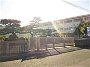 小学校「鈴鹿市立庄野小学校まで720m」