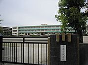小学校「桑名市立立教小学校まで652m」