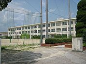 小学校「桑名市立大山田西小学校まで805m」