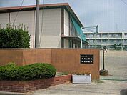 小学校「桑名市立城南小学校まで416m」