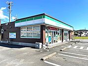 コンビニ「ファミリーマート北勢麻生田店まで740m」
