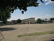 小学校「桑名市立日進小学校まで481m」