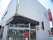 銀行「三重銀行まで300m」