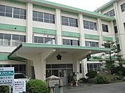 小学校「桑名市立在良小学校まで409m」