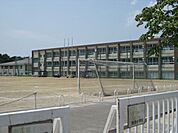 中学校「桑名市立陵成中学校まで1195m」