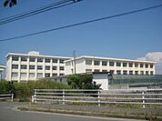 中学校「桑名市立陽和中学校まで833m」
