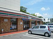 コンビニ「セブンイレブンまで1300m」