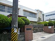 小学校「桑名市立益世小学校まで1120m」